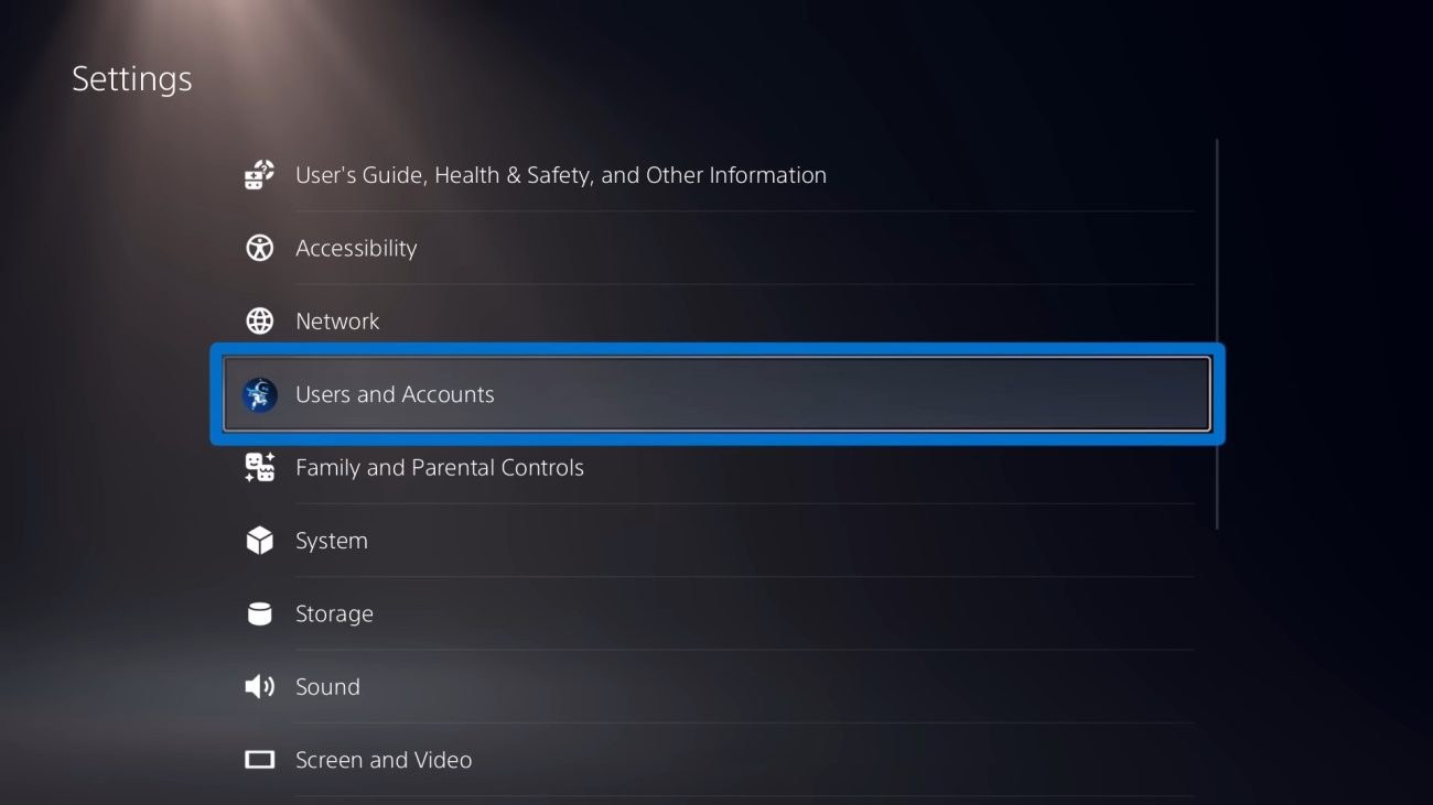 Menú de ajustes de PS5 con Usuarios y cuentas señalado